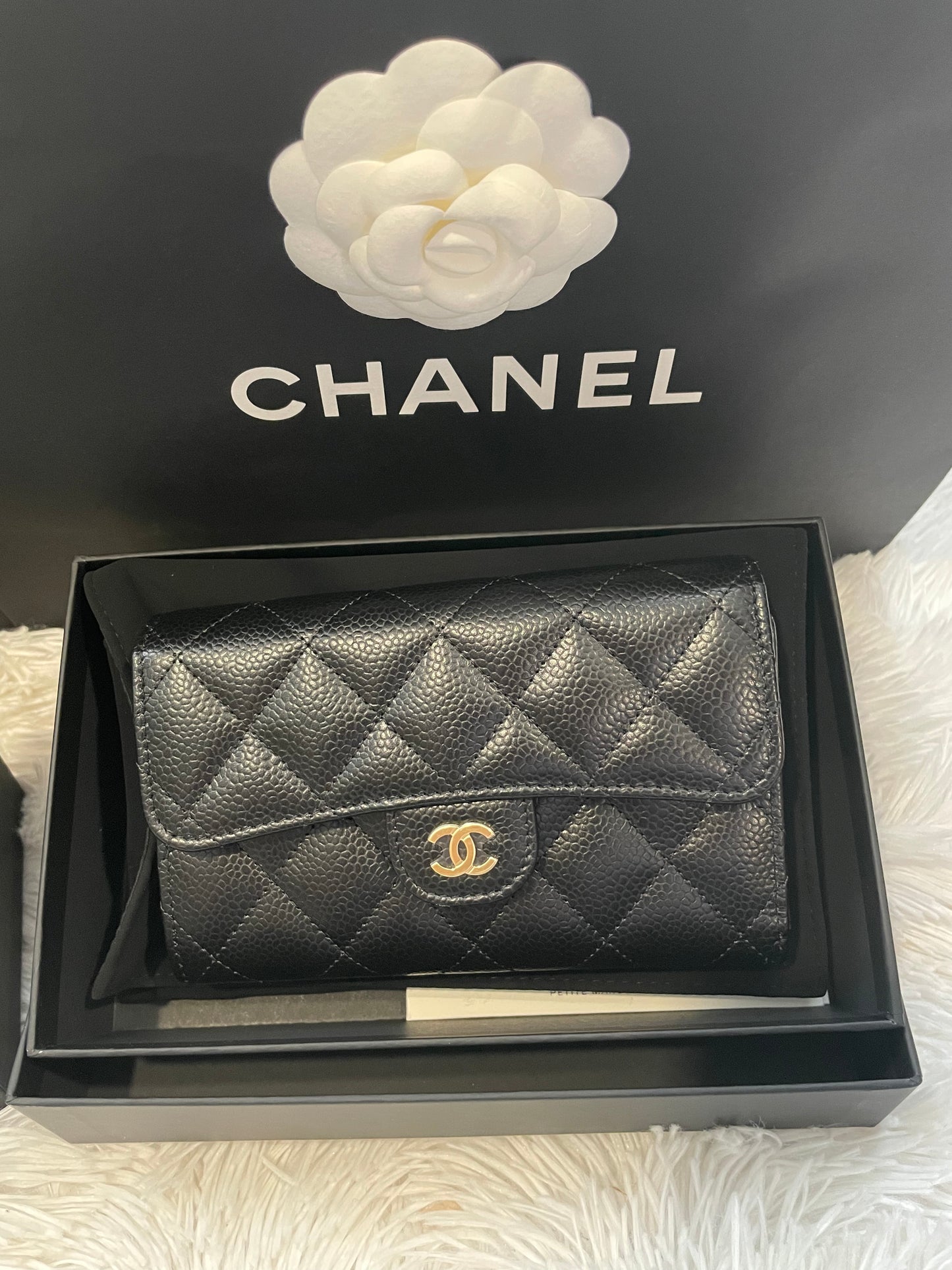 Medium flap wallet